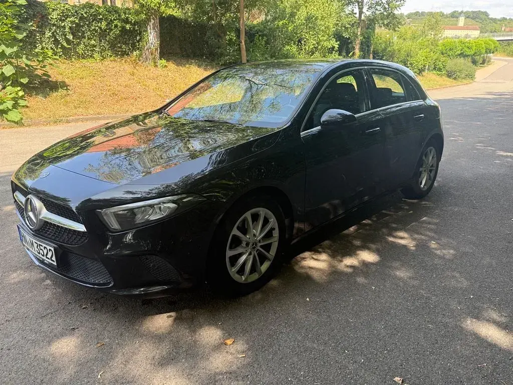 Gebraucht Mercedes A180 116 PS (85 kW) 2018 Schwarz Limousine