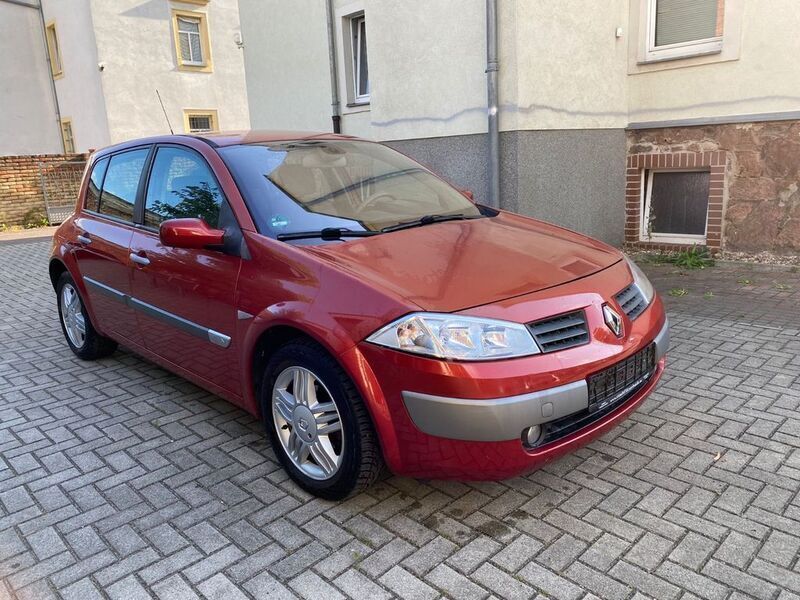 Rot Gebraucht 2004 Renault Mégane II Privilege Limousine | 2.800 € (Teuer) - Bild 1/4