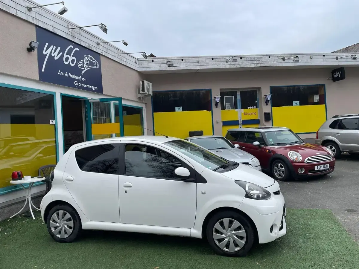 Gebraucht Toyota Aygo 68 PS (50 kW) 2013 Weiß Kleinwagen