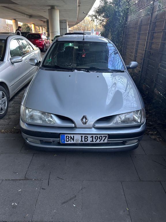 Grau Gebraucht 1998 Renault Mégane Limousine | 1.099 € (Guter Preis) - Bild 1/4