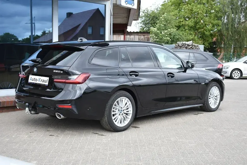 Gebraucht BMW 320e Sport Line 204 PS (150 kW) 2022 Schwarz ii Kombi