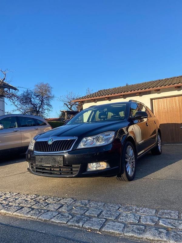 Schwarz Gebraucht 2011 Skoda Octavia LAURIN & KLEMENT Kombi | 5.750 € (Superpreis) - Bild 1/4