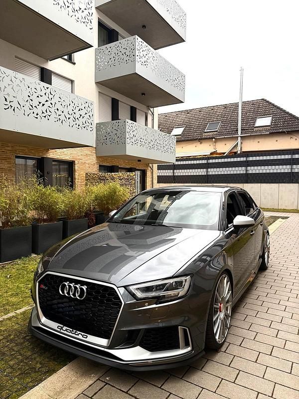 Gebraucht Audi RS3 Ambiente 400 PS (294 kW) 2018 Grau Limousine