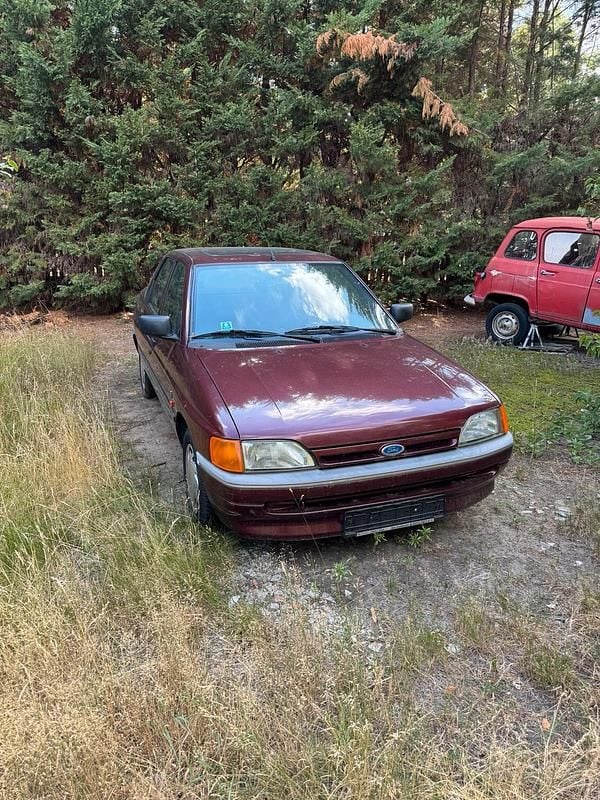 Rot Gebraucht 1991 Ford Escort Ghia Limousine | 1.699 € - Bild 1/4