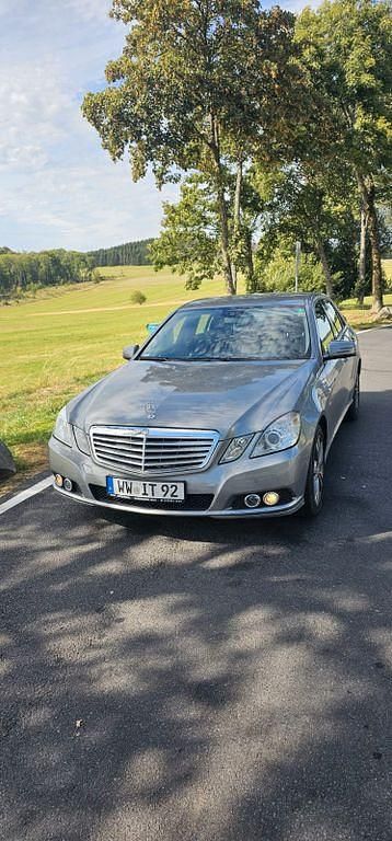 Silber Gebraucht 2011 Mercedes E220 Limousine | 9.000 € (Etwas zu teuer) - Bild 1/4