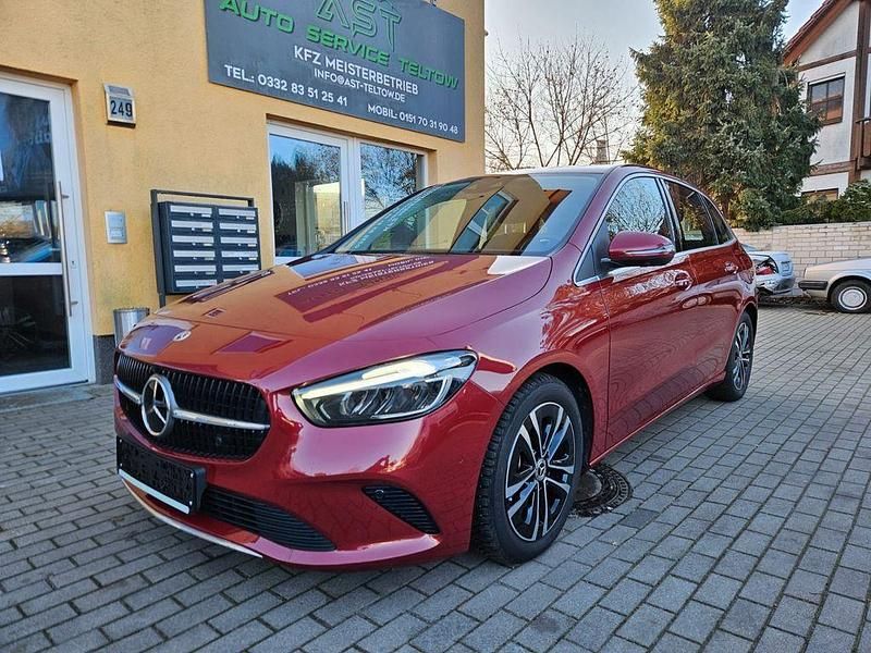 Rot Gebraucht 2023 Mercedes B180 Progressive Van / Kleinbus | 25.990 € (Superpreis) - Bild 1/4