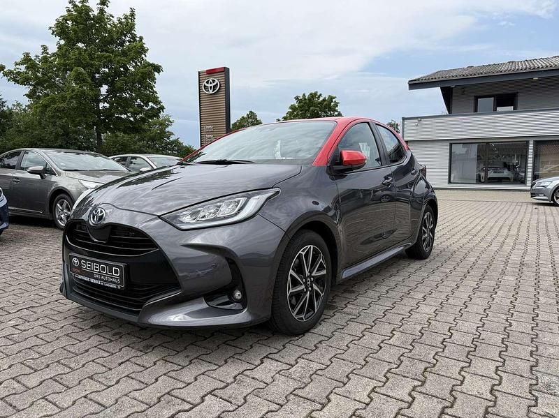 Grey metallic/ coral Gebraucht 2021 Toyota Yaris Hybrid Kleinwagen | 18.690 € (Fairer Preis) - Bild 1/4