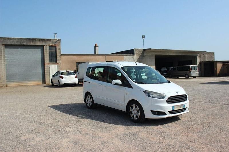 Weiß Gebraucht 2017 Ford Tourneo Courier Trend Van / Kleinbus | 8.280 € (Fairer Preis) - Bild 1/4