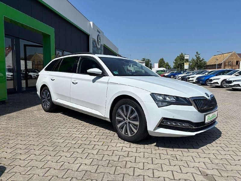 Gebraucht Skoda Superb 156 PS (114 kW) 2022 Moonweiss metallic Kombi
