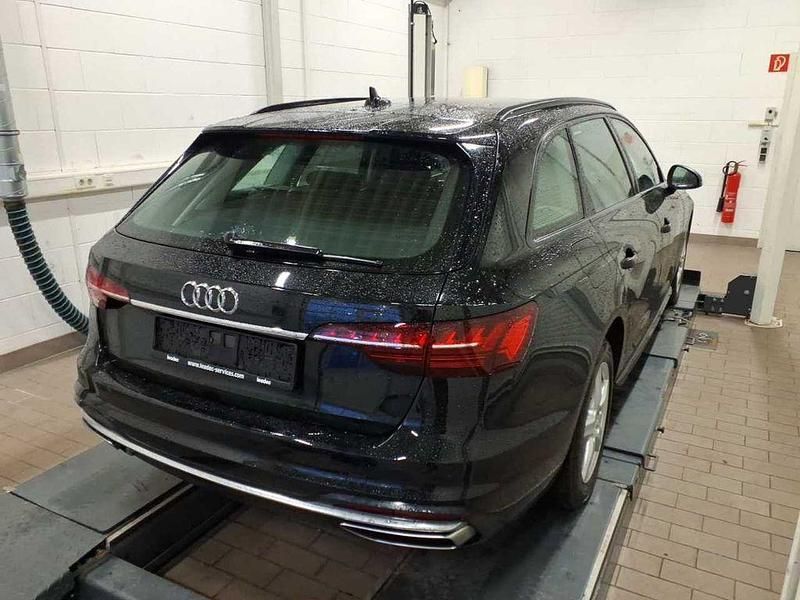 Gebraucht Audi A4 Advanced Plus 163 PS (119 kW) 2022 Mythosschwarz metallic Kombi