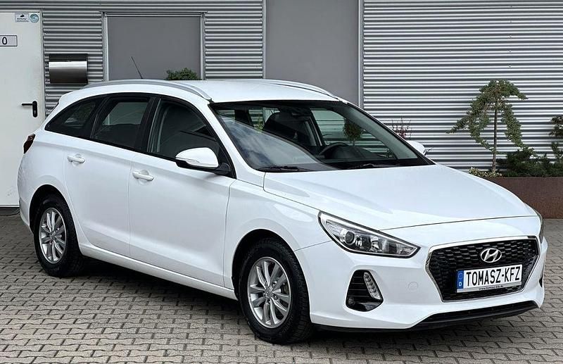 Weiß Gebraucht 2017 Hyundai i30 Trend Kombi | 7.399 € (Teuer) - Bild 1/4