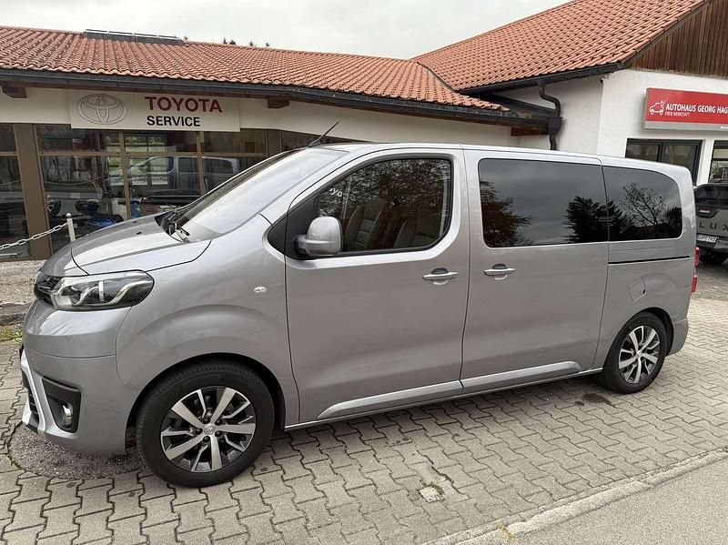 Silber Gebraucht 2023 Toyota Proace Verso Executive Kombi | 36.450 € (Fairer Preis) - Bild 1/4