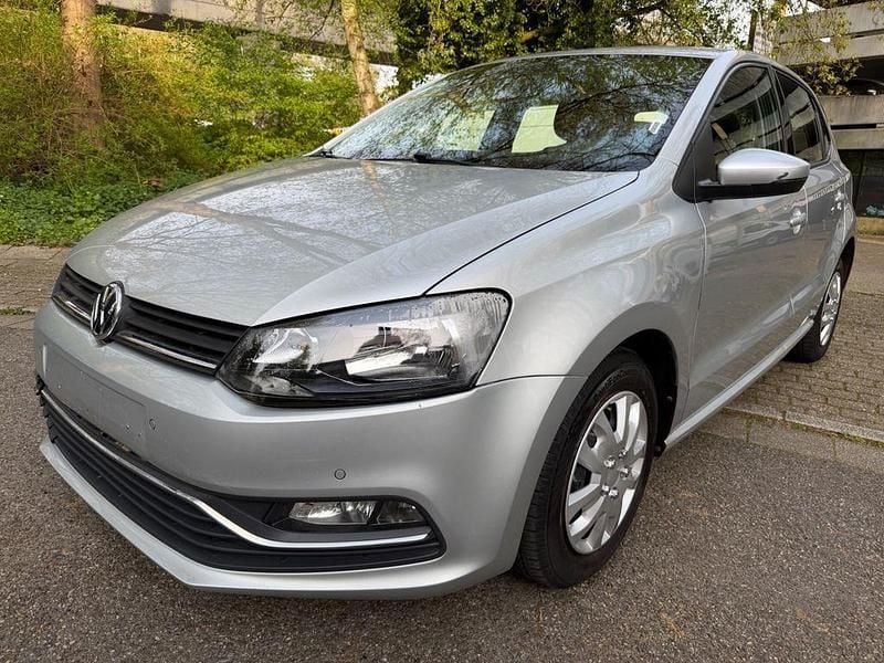 Second-hand VW Polo Comfortline 90 CP (66 kW) 2016 Argintiu Berlinǎ