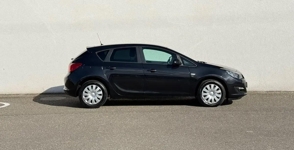 Gebraucht Opel Astra Energy 131 PS (96 kW) 2014 Schwarz Limousine