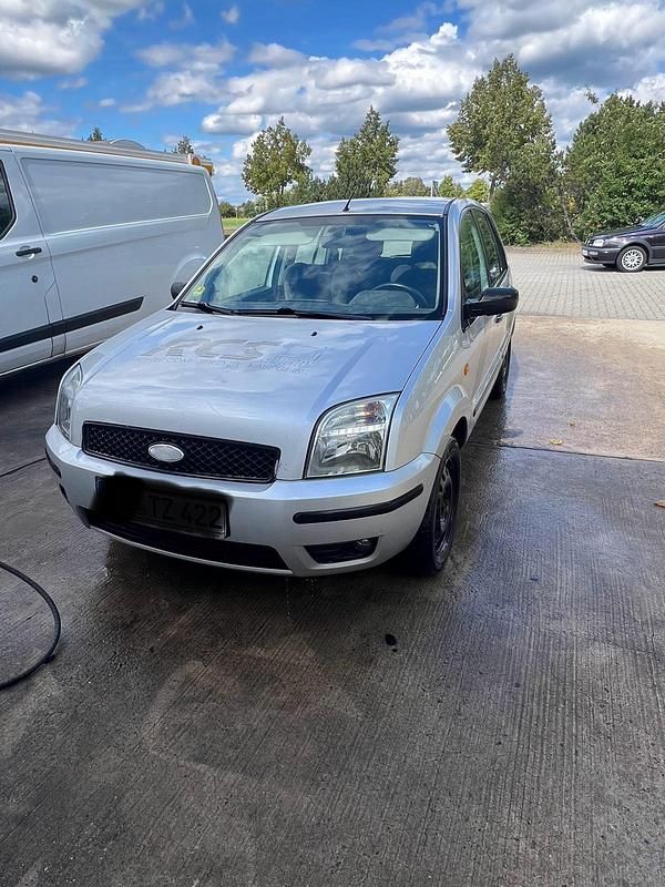 Silber Gebraucht 2004 Ford Fusion Kleinwagen | 700 € (Fairer Preis) - Bild 1/4