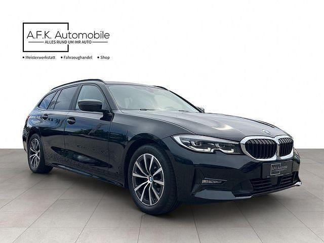 Black sapphire metallic Gebraucht 2022 BMW 320 Advantage Kombi | 23.990 € (Fairer Preis) - Bild 1/4