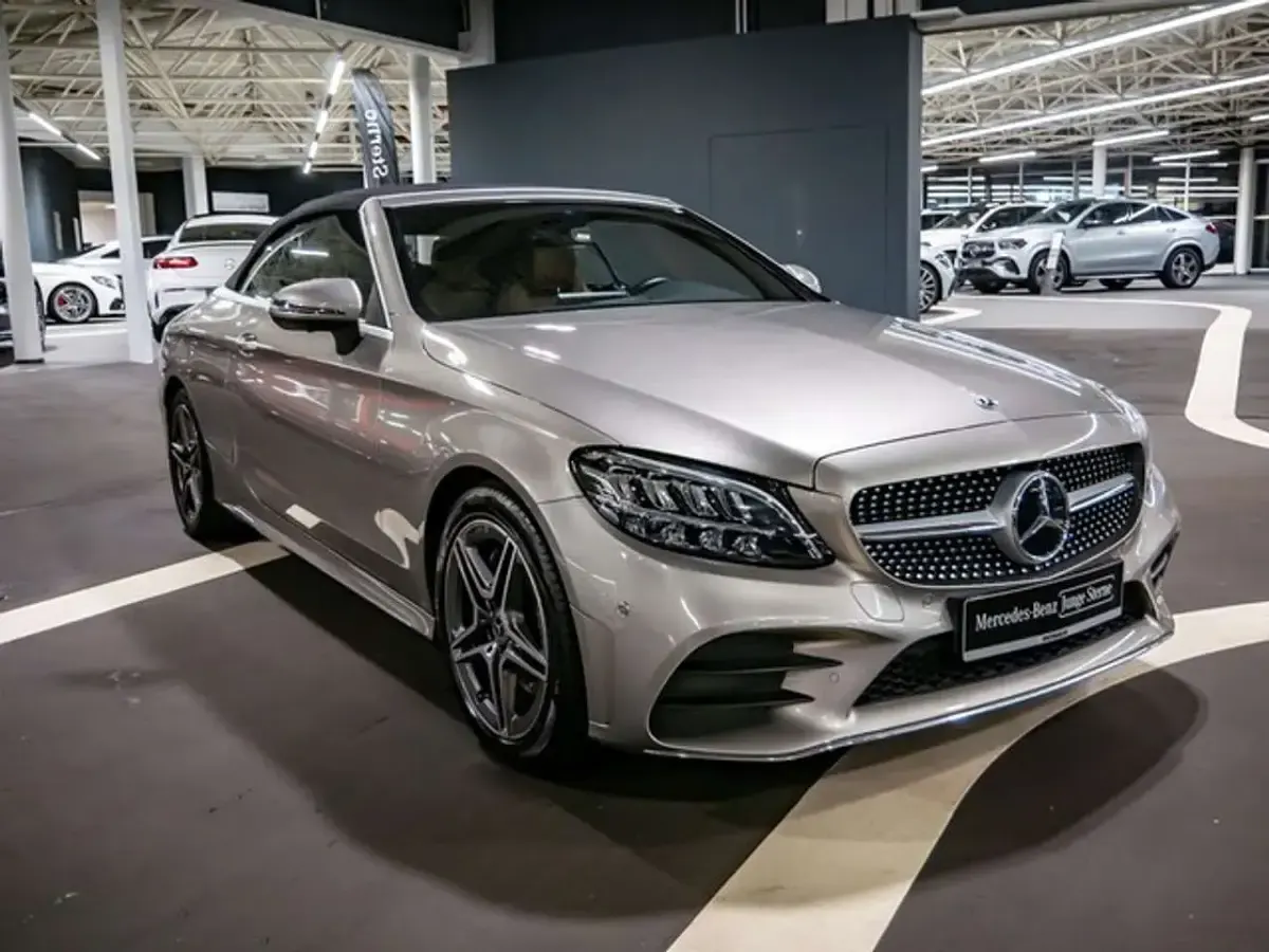 Gebraucht Mercedes C300 AMG 245 PS (180 kW) 2022 Silber / mojavesilber (metallic) Cabrio