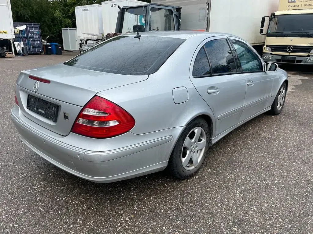Gebraucht Mercedes E270 Avantgarde 177 PS (130 kW) 2003 Silber Limousine