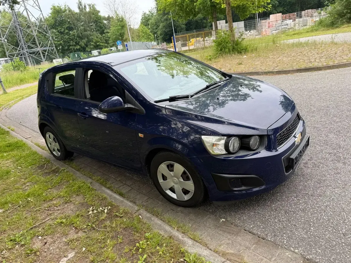 Gebraucht Chevrolet Aveo 86 PS (63 kW) 2014 Blau Kleinwagen