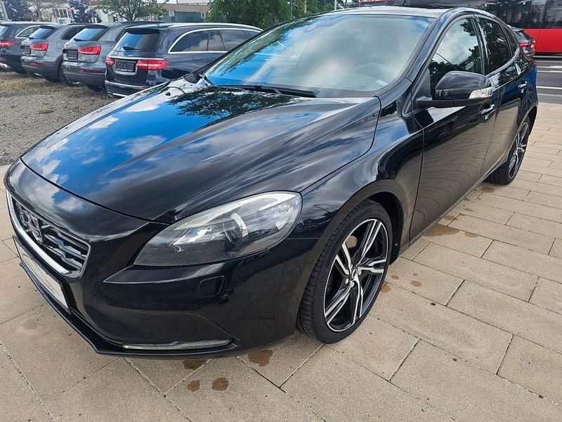 Schwarz Gebraucht 2015 Volvo V40 You! Kombi | 9.950 € (Fairer Preis) - Bild 1/4