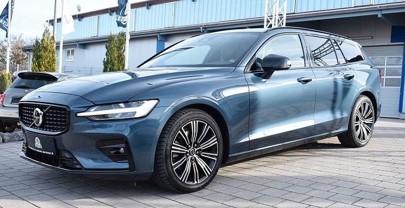 Gebraucht Volvo V60 Plus 197 PS (144 kW) 2024 Blau Kombi
