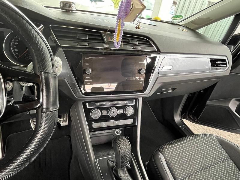 Gebraucht VW Touran Comfortline 150 PS (110 kW) 2021 Schwarz Van / Kleinbus