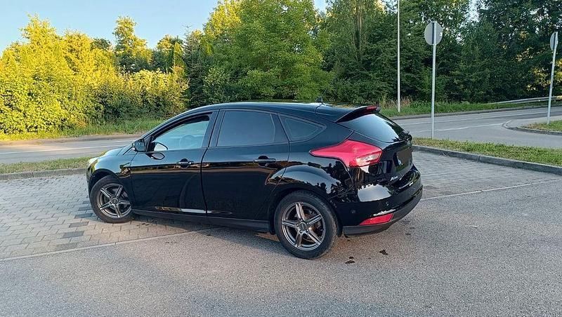 Schwarz Gebraucht 2016 Ford Focus Trend Limousine | 6.500 € (Fairer Preis) - Bild 1/4