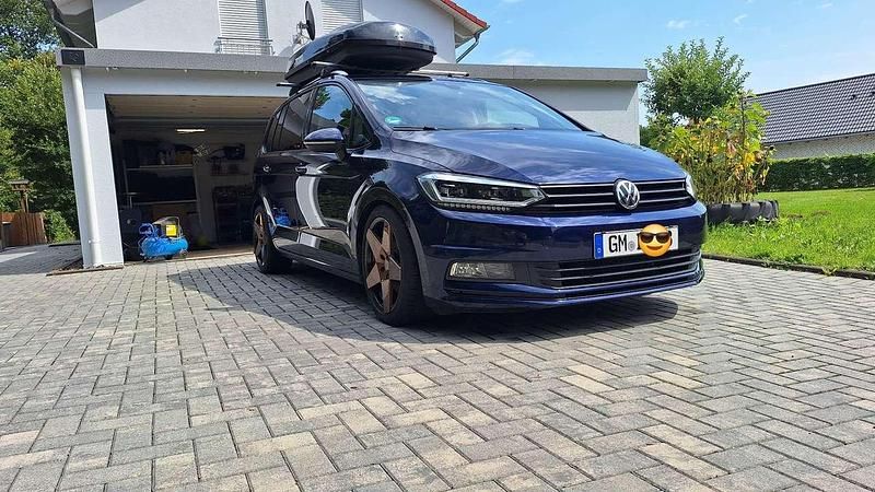 Blau Gebraucht 2018 VW Touran Highline Van / Kleinbus | 21.999 € (Guter Preis) - Bild 1/4