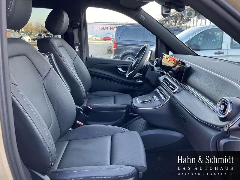 Gebraucht Mercedes V300 237 PS (174 kW) 2024 Kalaharigold met. Van / Kleinbus