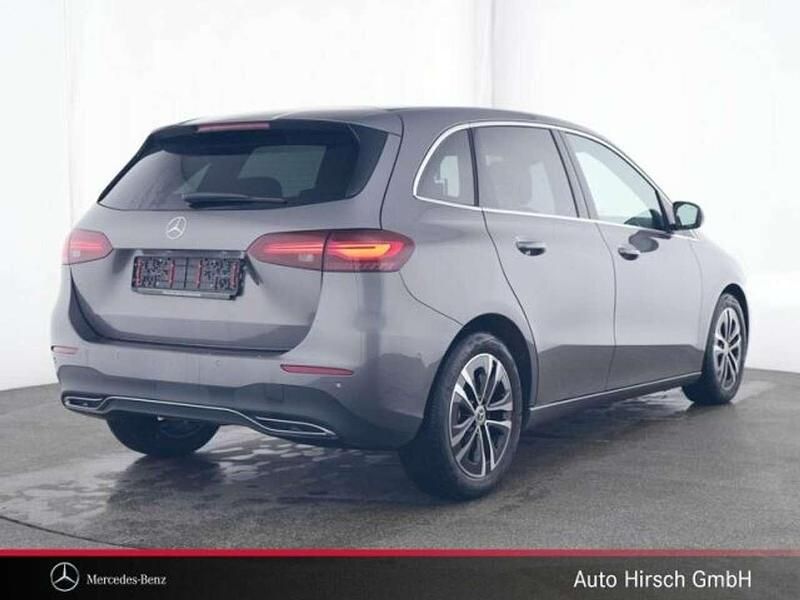 Gebraucht Mercedes B200 Progressive 150 PS (110 kW) 2024 Lack mountaingrau Van / Kleinbus