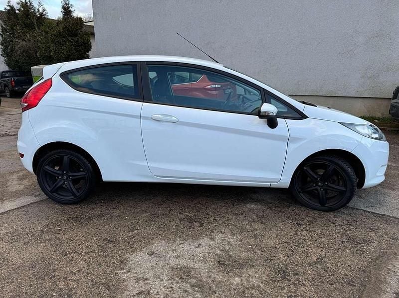 Gebraucht Ford Fiesta Trend 60 PS (44 kW) 2011 Frostweiß Kleinwagen