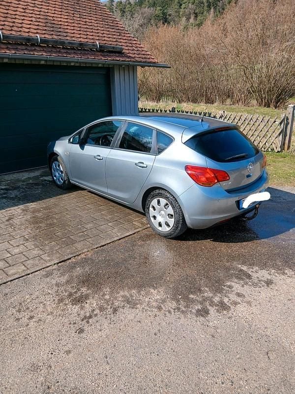 Gebraucht Opel Astra 100 PS (73 kW) 2011 Silber Limousine