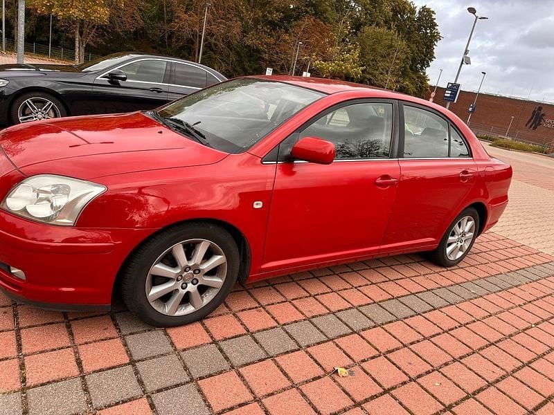 Rot Gebraucht 2004 Toyota Avensis Limousine | 3.200 € (Fairer Preis) - Bild 1/4