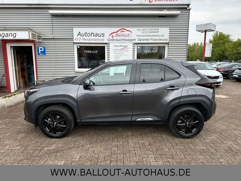 Grey metallic Gebraucht 2022 Toyota Yaris Cross Elegant SUV | 24.950 € (Fairer Preis) - Bild 1/4