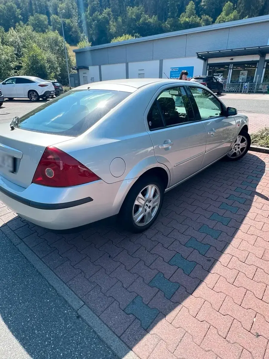 Gebraucht Ford Mondeo 110 PS (80 kW) 2001 Silber Limousine