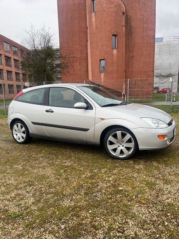 Gebraucht Ford Focus Trend 131 PS (96 kW) 1999 Silber Kleinwagen