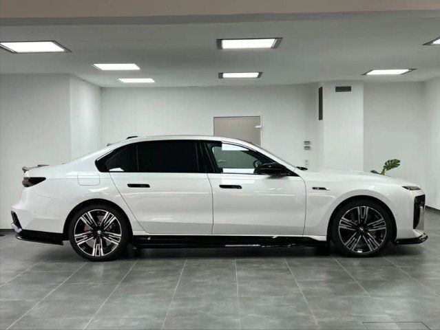 Gebraucht BMW M760e 571 PS (419 kW) 2024 Weiß Limousine