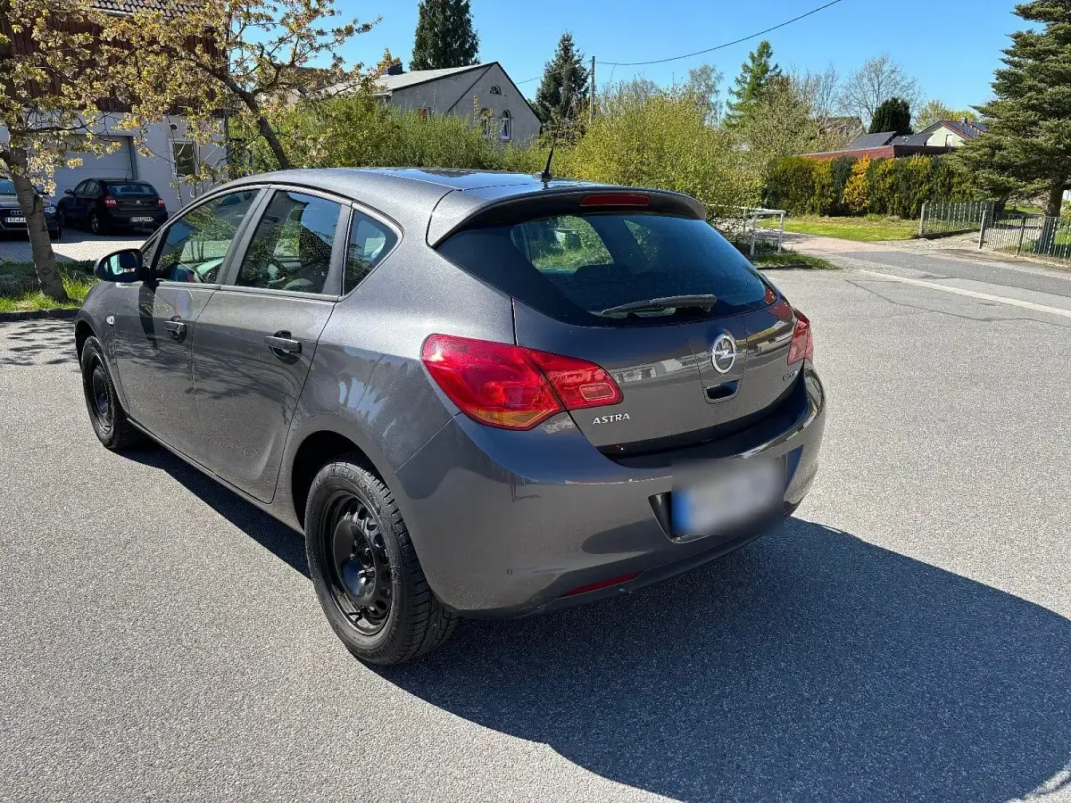 Używany Opel Astra Design Edition 101 KM (74 kW) 2011 Czarny Sedan/Limuzyna