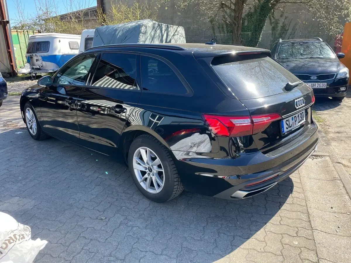 Gebraucht Audi A4 Basis 163 PS (119 kW) 2023 Schwarz Kombi