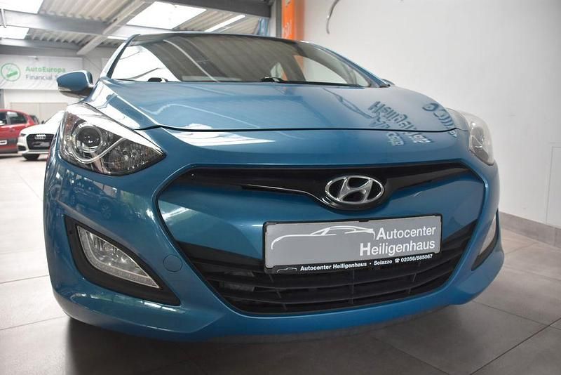 Blau Gebraucht 2012 Hyundai i30 Style Limousine | 5.980 € (Fairer Preis) - Bild 1/4