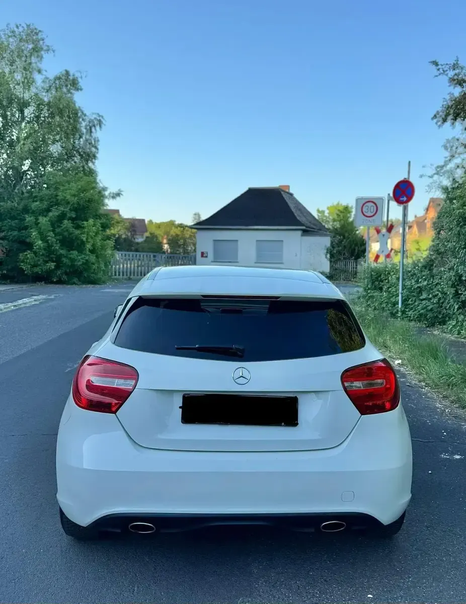 Gebraucht Mercedes A180 Night 122 PS (89 kW) 2013 Weiß Kleinwagen