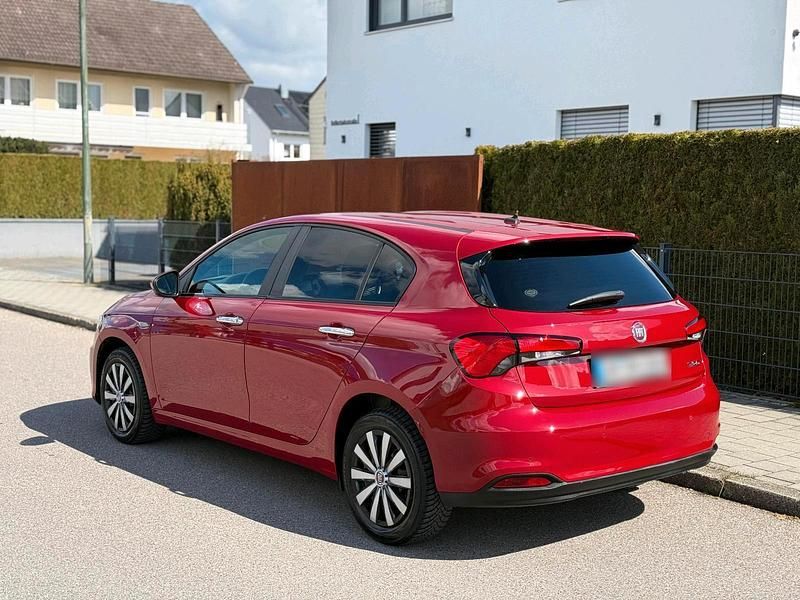 Gebraucht Fiat Tipo 120 PS (88 kW) 2017 Rot Limousine