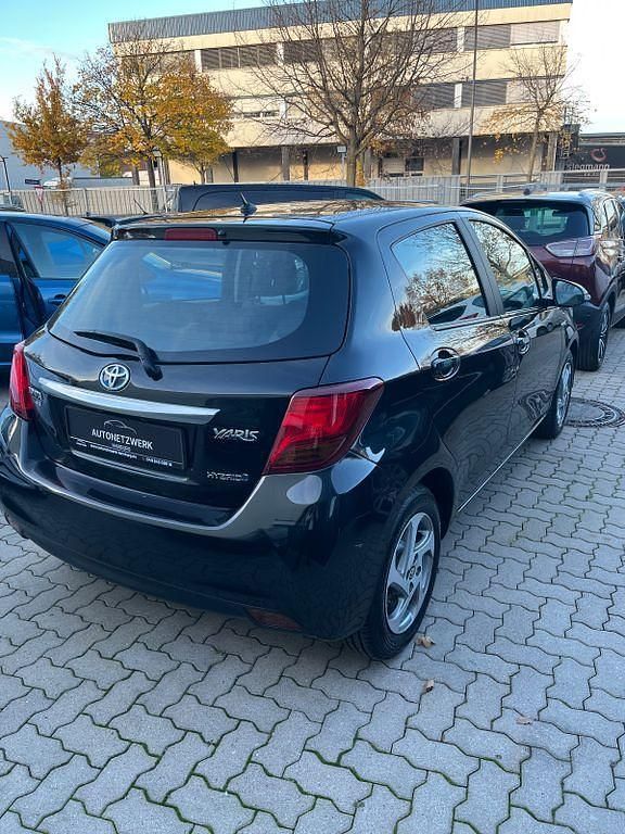 Gebraucht Toyota Yaris Hybrid Comfort 75 PS (55 kW) 2015 Schwarz Limousine