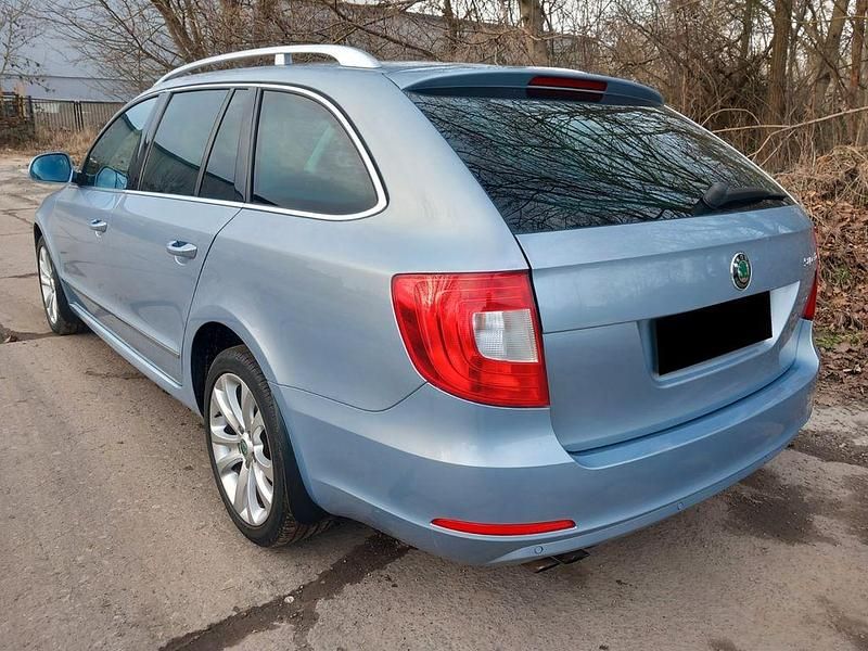 Gebraucht Skoda Superb Elegance 125 PS (91 kW) 2012 Blau Kombi