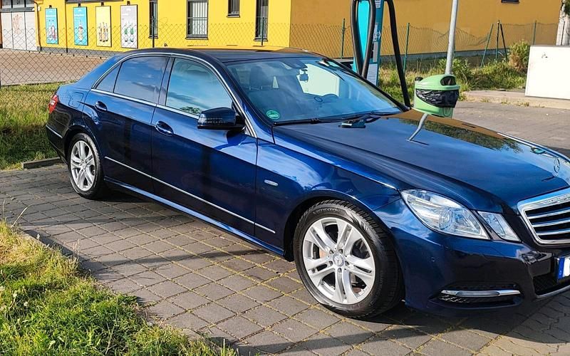 Blau Gebraucht 2012 Mercedes E200 Avantgarde Limousine | 6.800 € - Bild 1/4