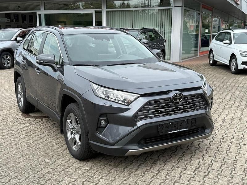 Grau (metallic) Gebraucht 2023 Toyota RAV4 SUV | 30.950 € (Fairer Preis) - Bild 1/4