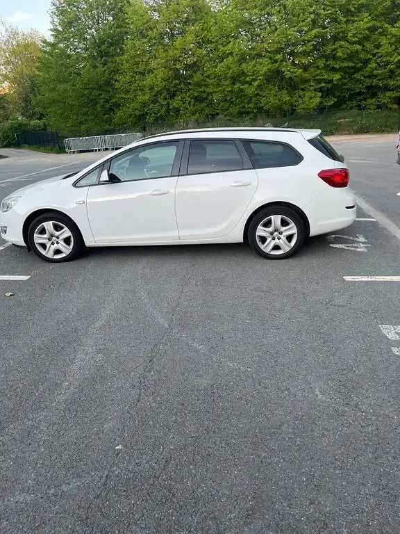 Używany Opel Astra Design Edition 101 KM (74 kW) 2011 Biały Kombi
