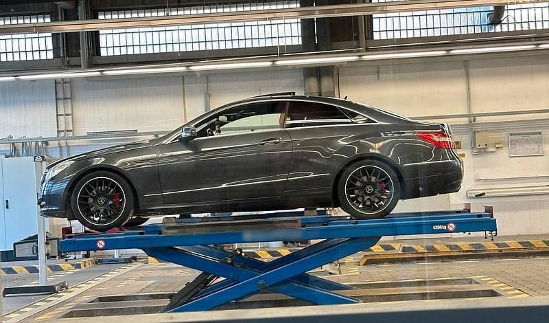 Gebraucht Mercedes E350 265 PS (194 kW) 2011 Grau Coupé