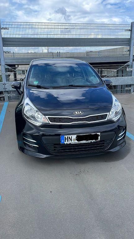 Schwarz Gebraucht 2016 Kia Rio Limousine | 7.900 € (Fairer Preis) - Bild 1/1