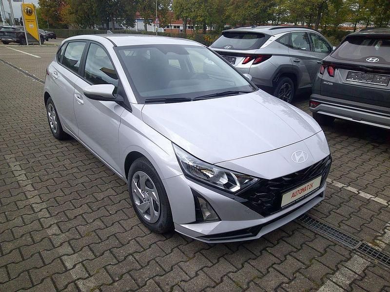 Neu Hyundai i20 Trend 101 PS (74 kW) 2025 Silber Kleinwagen